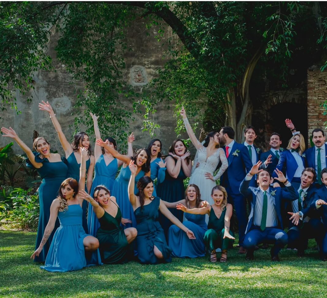 Damas y caballeros en jardín