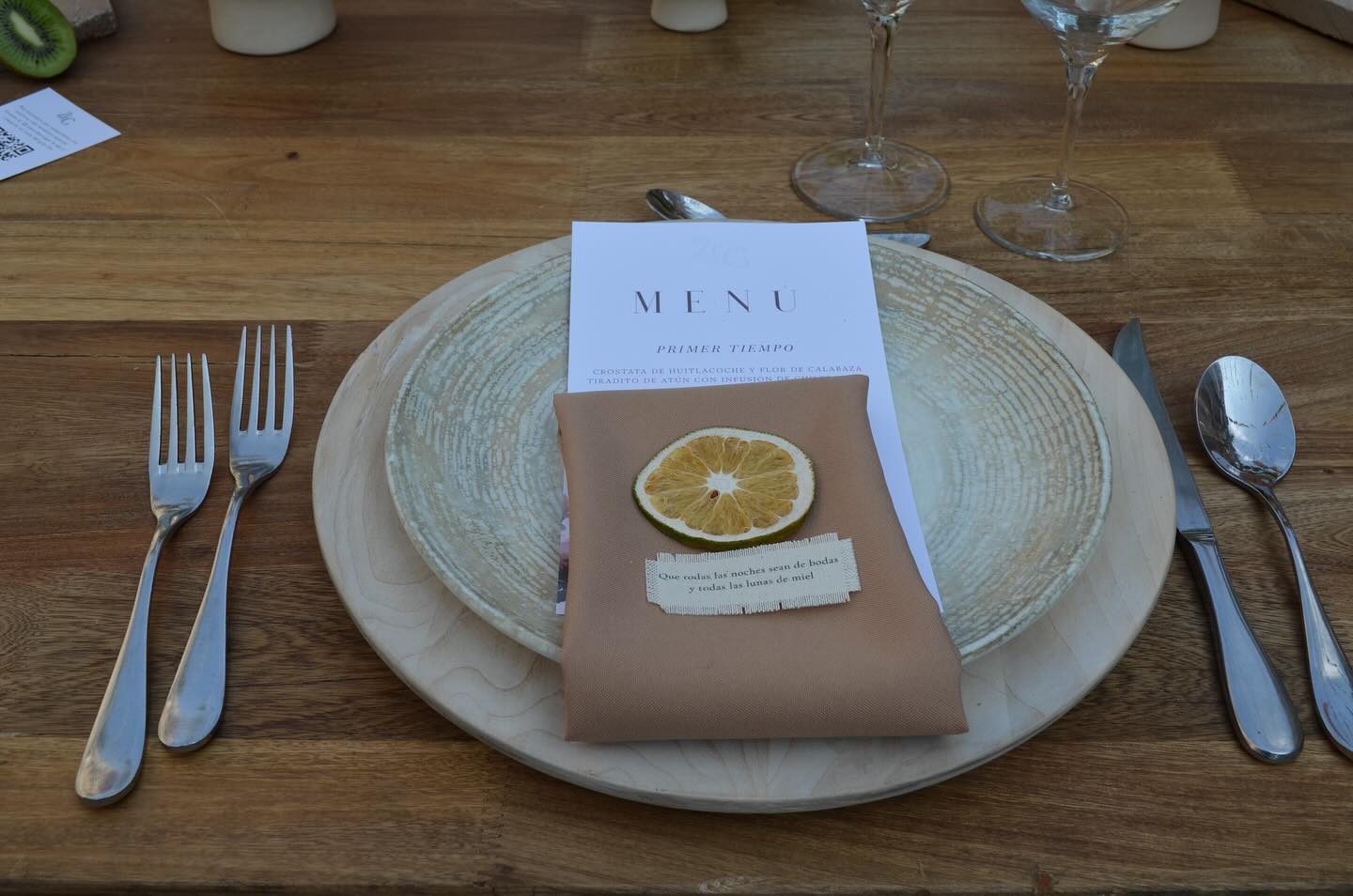 Detalle de plato con menú